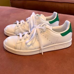 Stan smith green adidas sneakers size 8. Like new